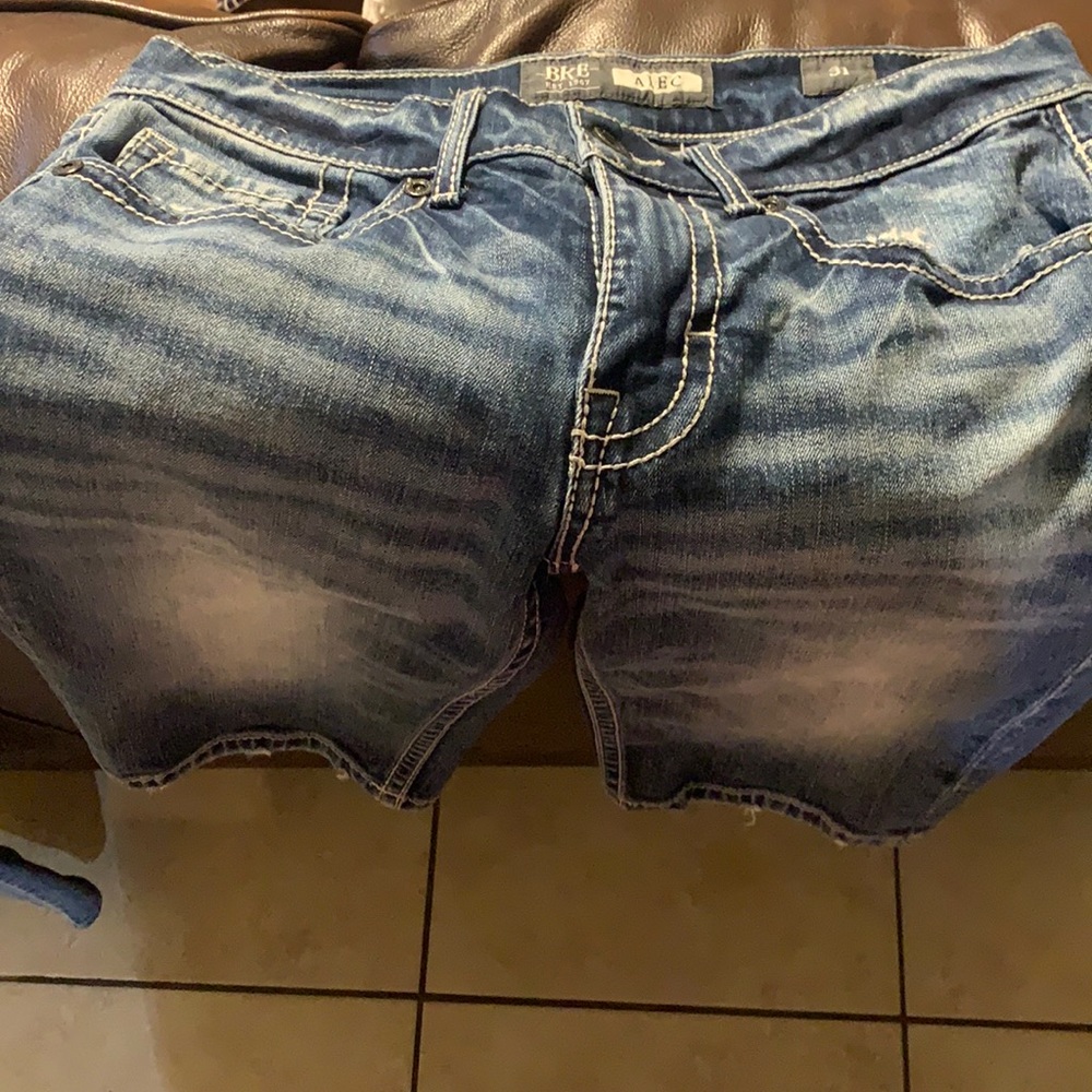 Buckle faded jean shorts
